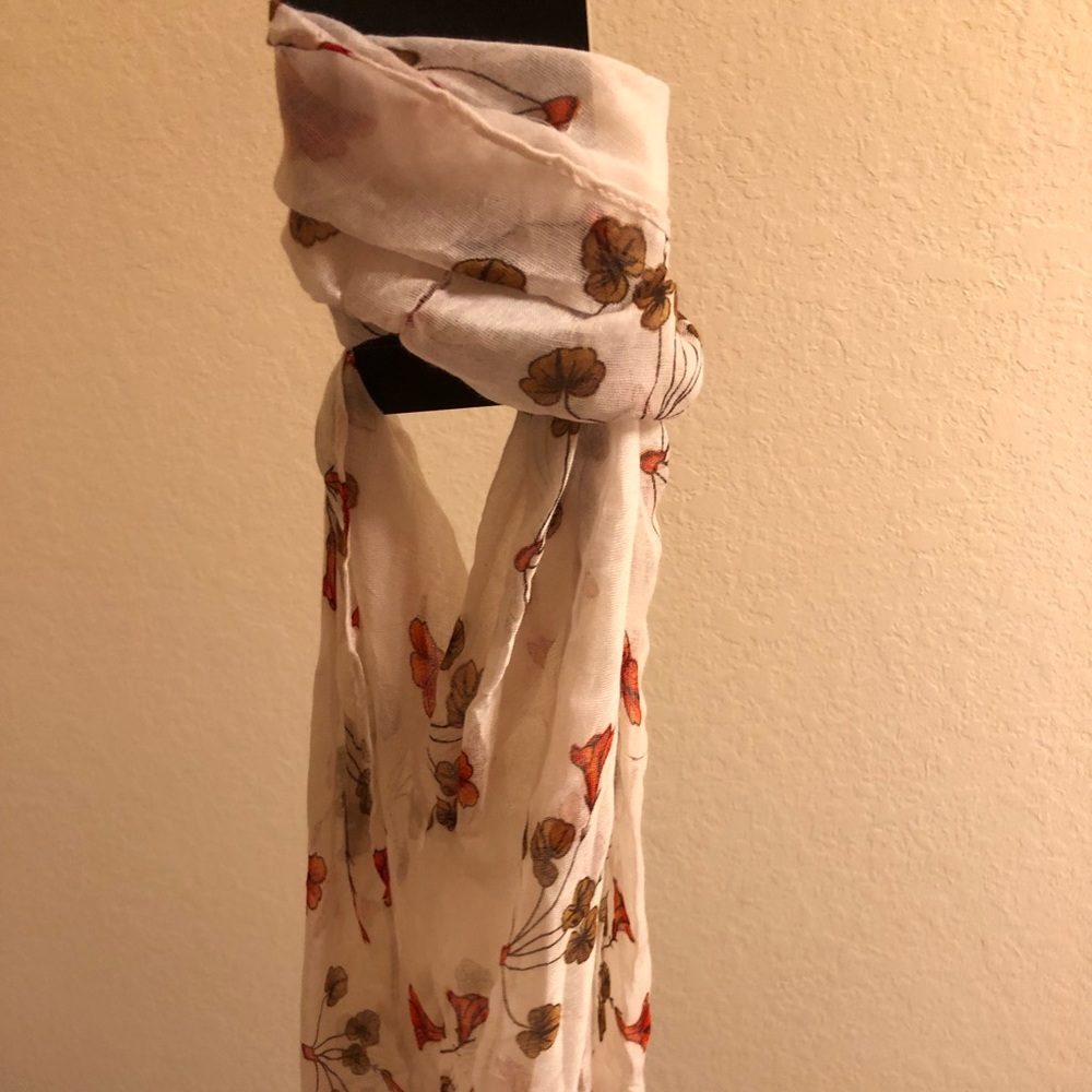 Nice fall scarf never worn